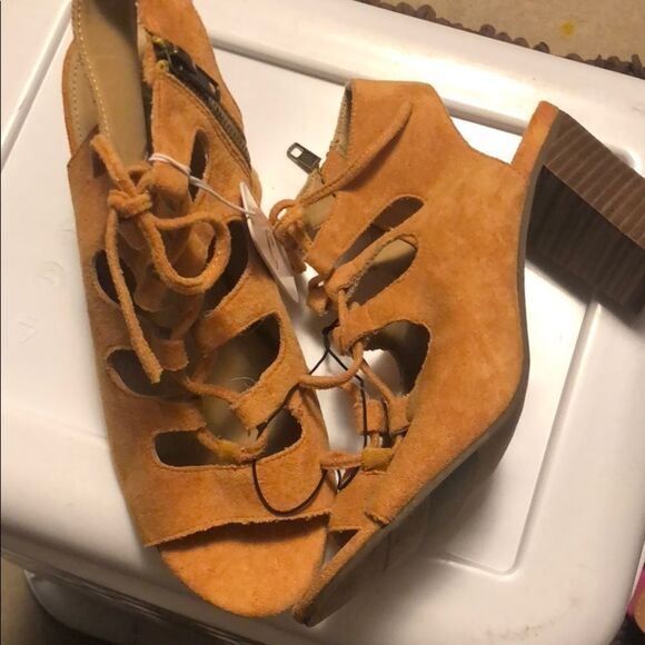 CHARMING CHARLIE | Block Heel Sandals Yellow Sz 8 - Picture 2 of 2